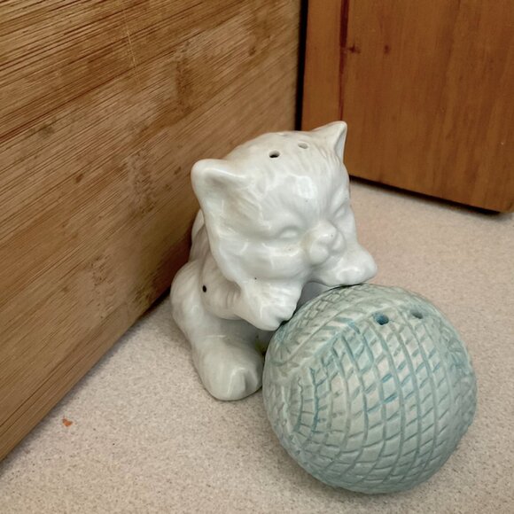 Cat & Yarn | Salt & Pepper | Adorable Kitsch Kitty Set of Kitchenware - Picture 8 of 11